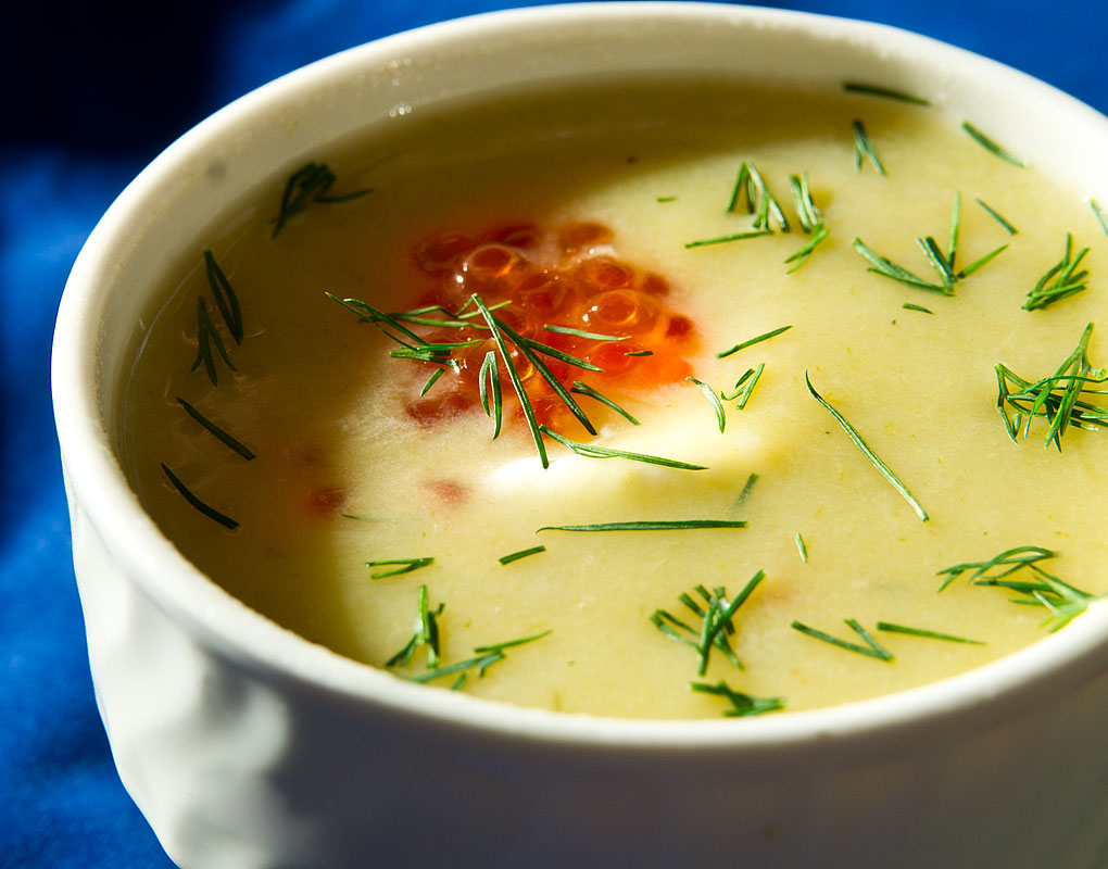 Крем-суп из икры, картофеля, лука-порея, куриного бульона, сметаны и пармезана